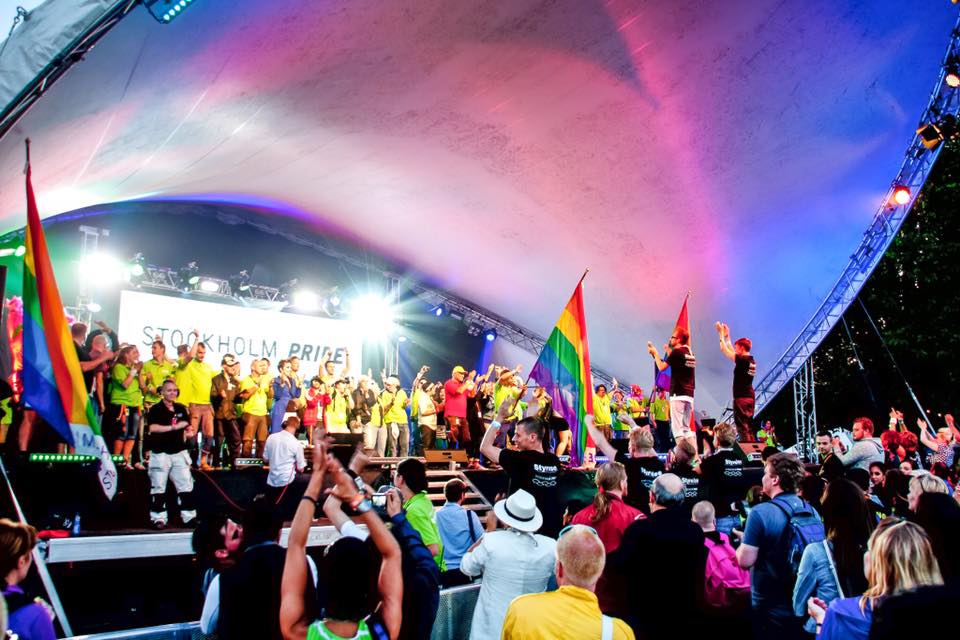 Avtackning av volontärer på Stockholm Pride. Foto: Emma Wahlberg