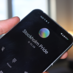 En telefon. Displlayen visar ett pågående samtal med kontakten "Stockholm Pride".