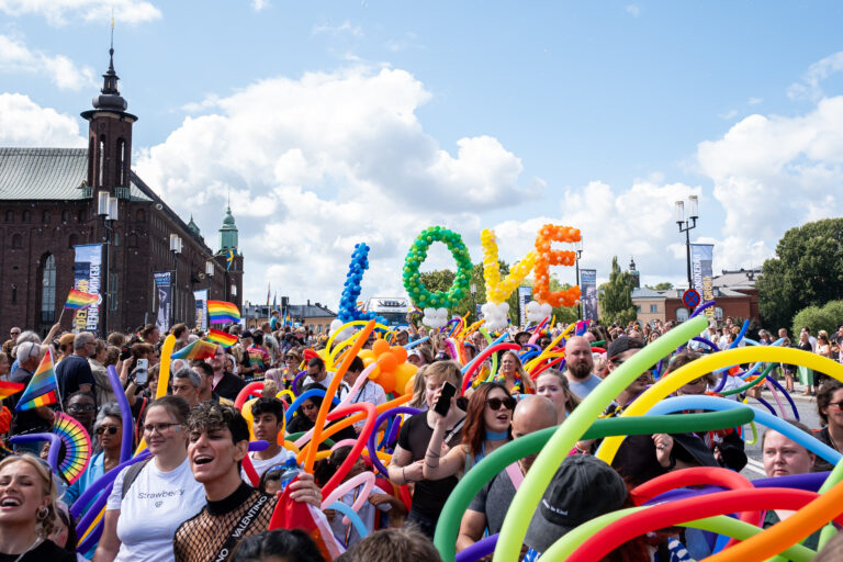 Pride Parade framför en kyrka.