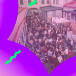 Rosa och lila bakgrund, stjärnformad bild av människor utomhus på festivalområdet Distriktfem.