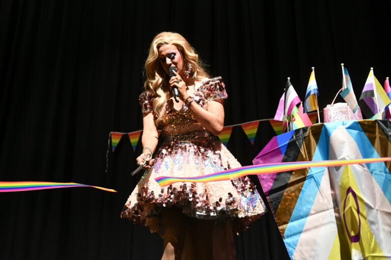 Elecktra klipper bandet och inviger Pride House